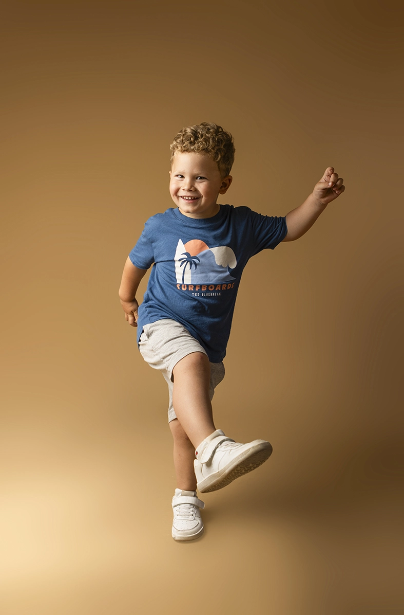 Modelo infantil Mallorca jugando y sonriendo durante una sesión de estudio realizada por Inma del Valle.