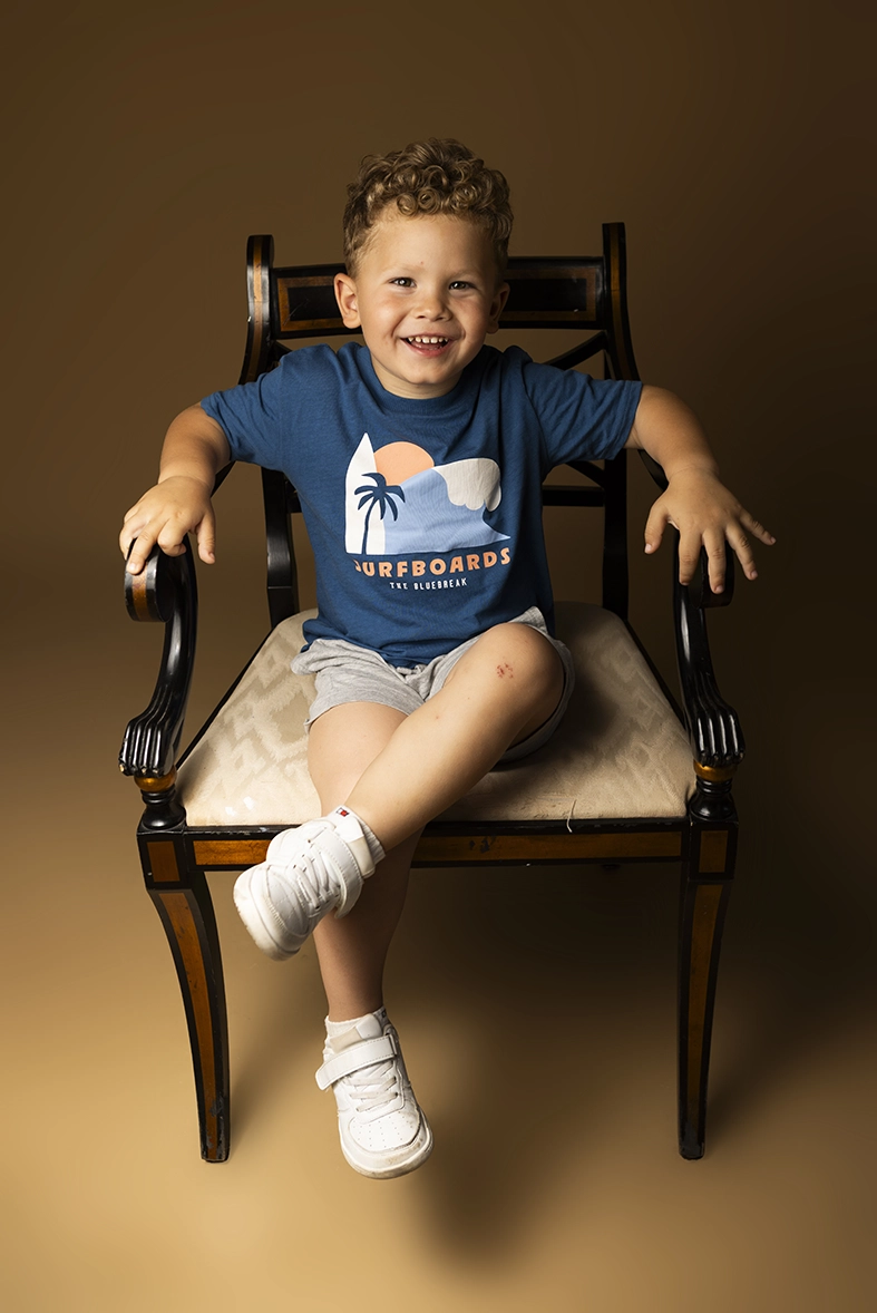 Modelo infantil Mallorca sentado en una silla durante una sesión de estudio realizada por Inma del Valle.