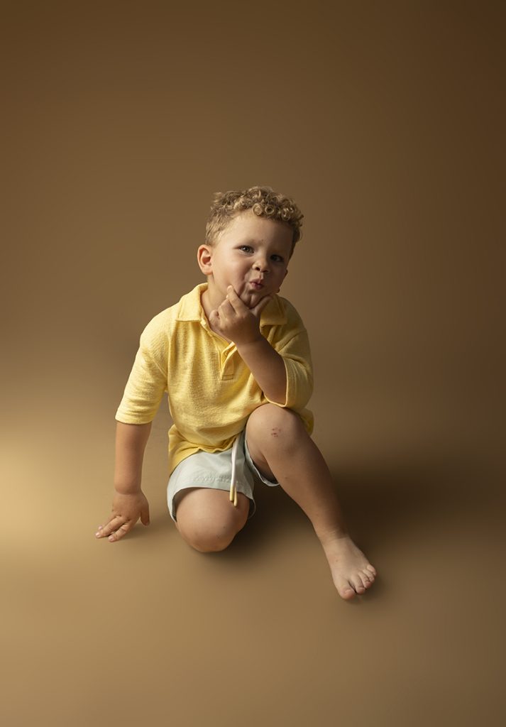 Modelo infantil Mallorca posando de forma divertida durante una sesión de estudio realizada por Inma del Valle.