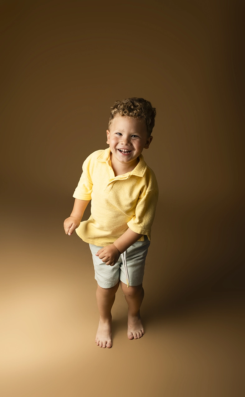 Modelo infantil Mallorca sonriendo durante una sesión de estudio realizada por Inma del Valle.