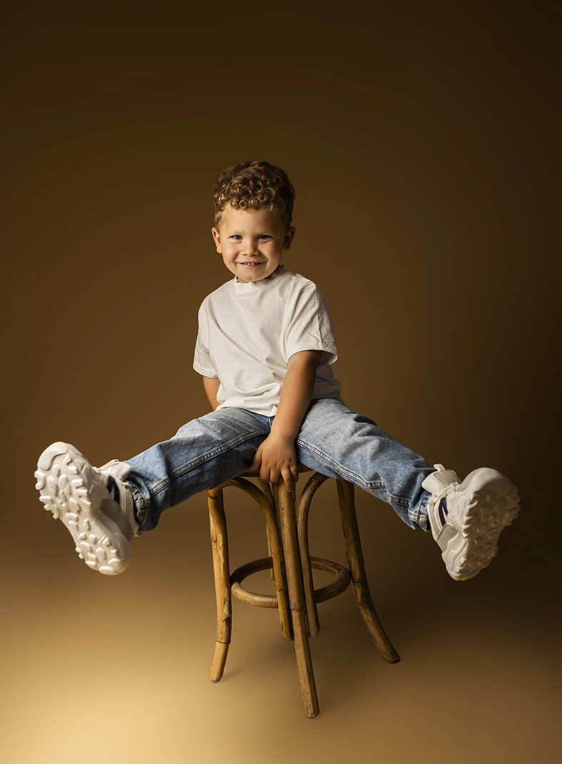 Modelo infantil Mallorca sonriendo durante una sesión de estudio realizada por Inma del Valle.