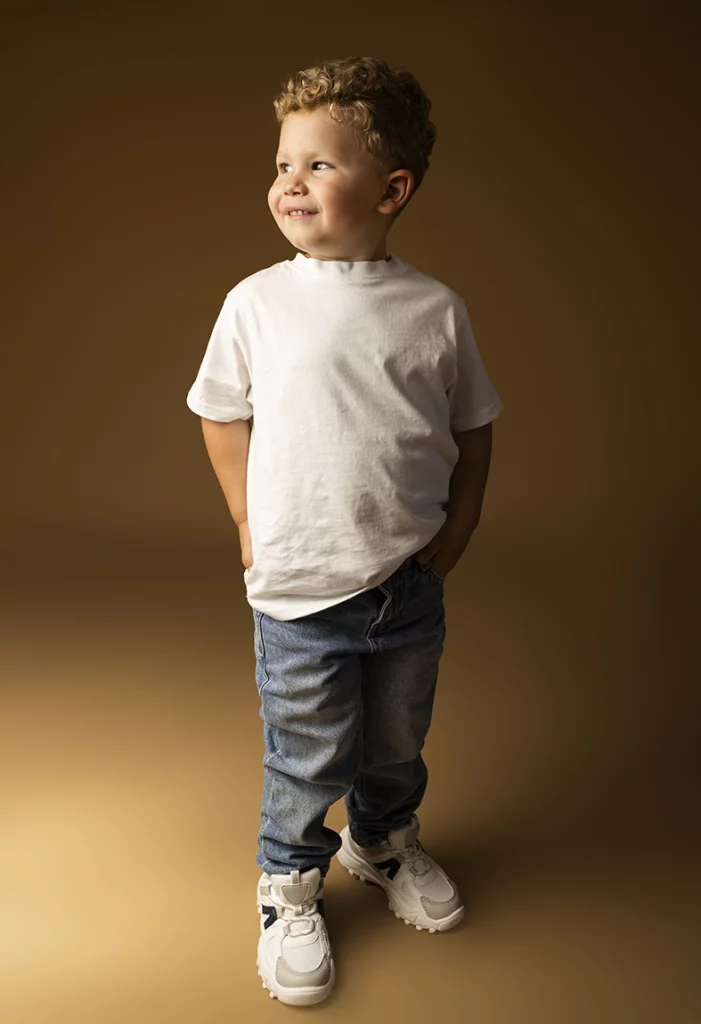 Modelo infantil Mallorca con camiseta blanca y vaqueros durante una sesión de estudio realizada por Inma del Valle.