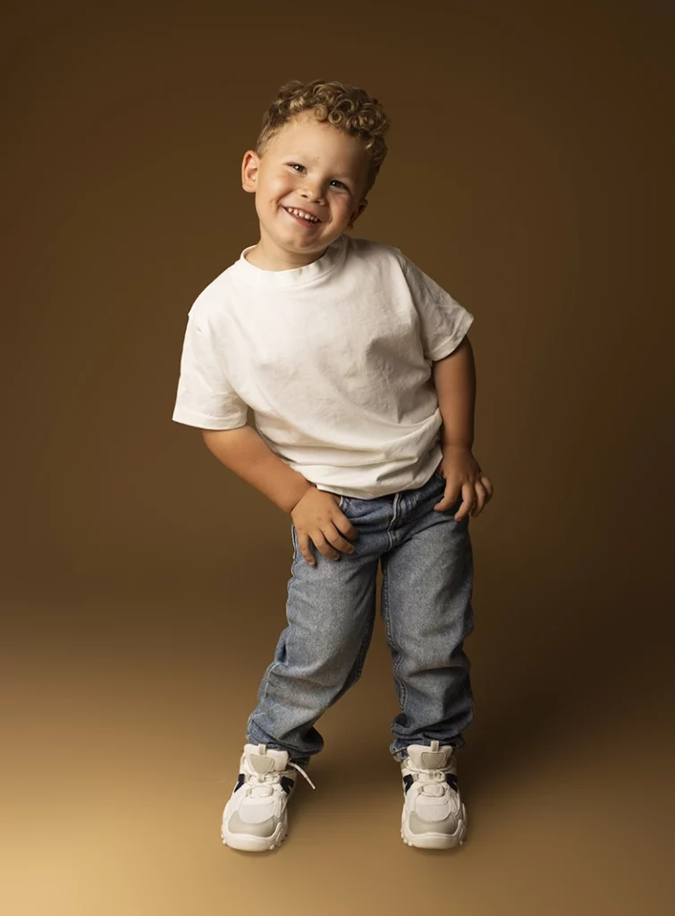 Modelo infantil Mallorca sonriendo con naturalidad durante una sesión de estudio realizada por Inma del Valle.