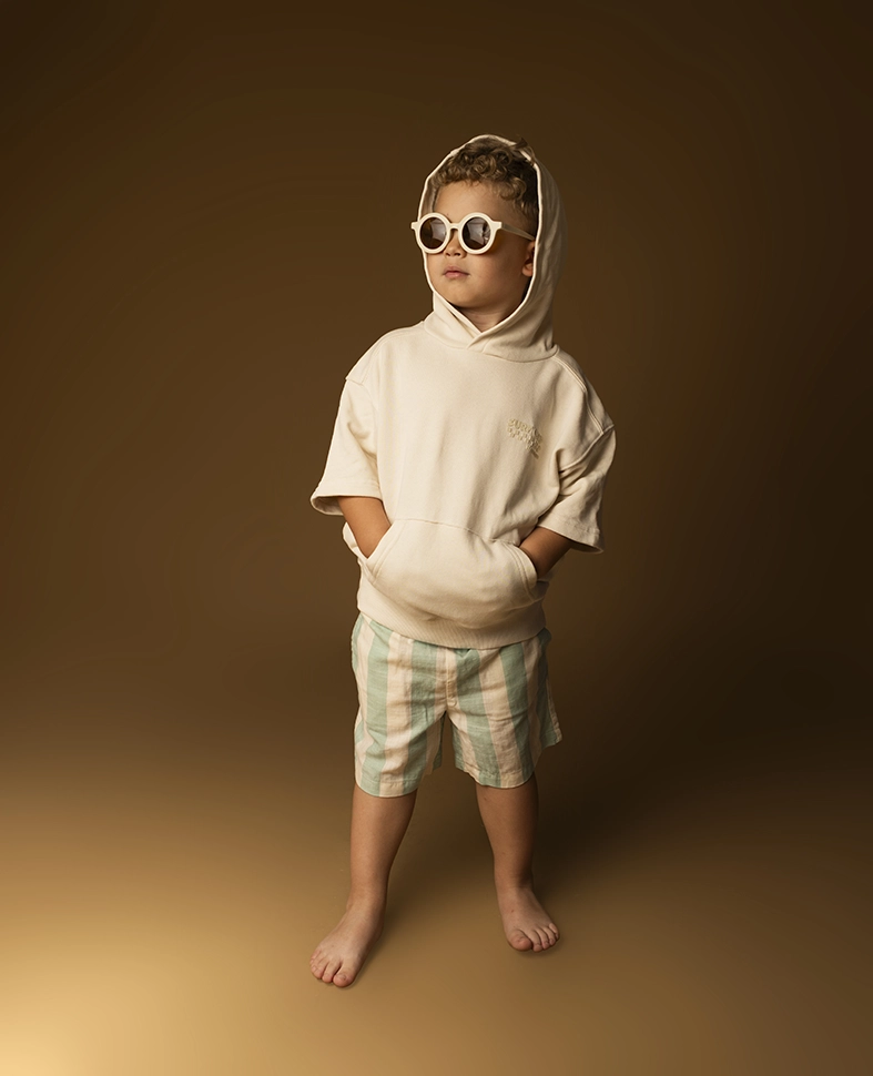 Modelo infantil Mallorca con sudadera clara y gafas redondas durante una sesión de estudio realizada por Inma del Valle.