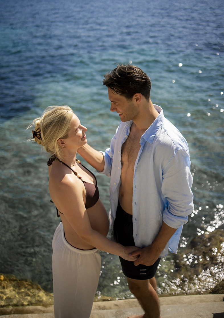 Sesión de fotos premamá Mallorca con pareja junto al mar en Cala Fornells.