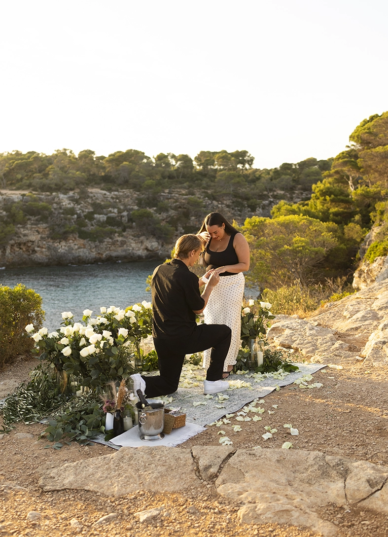 Ben placing the engagement ring during a proposal at one of the best places to propose in Mallorca. Photo by Inma del Valle.