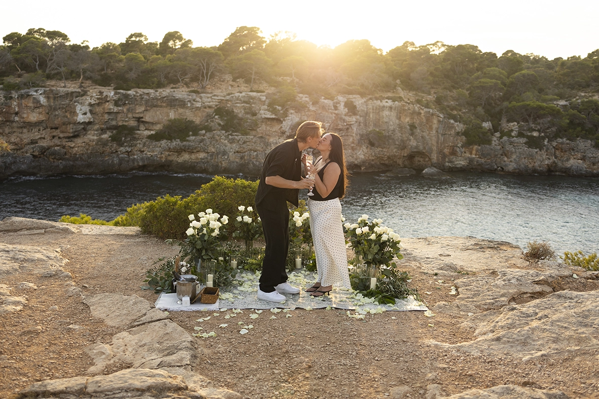 The first kiss after the proposal at one of the best places to propose in Mallorca. Photo by Inma del Valle.