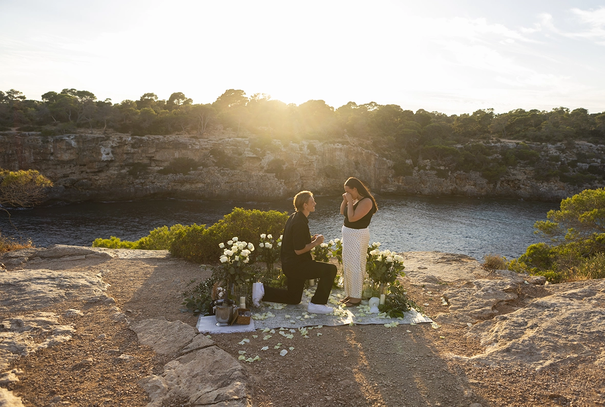 Ben proposing at sunset in one of the best places to propose in Mallorca. Photo by Inma del Valle.