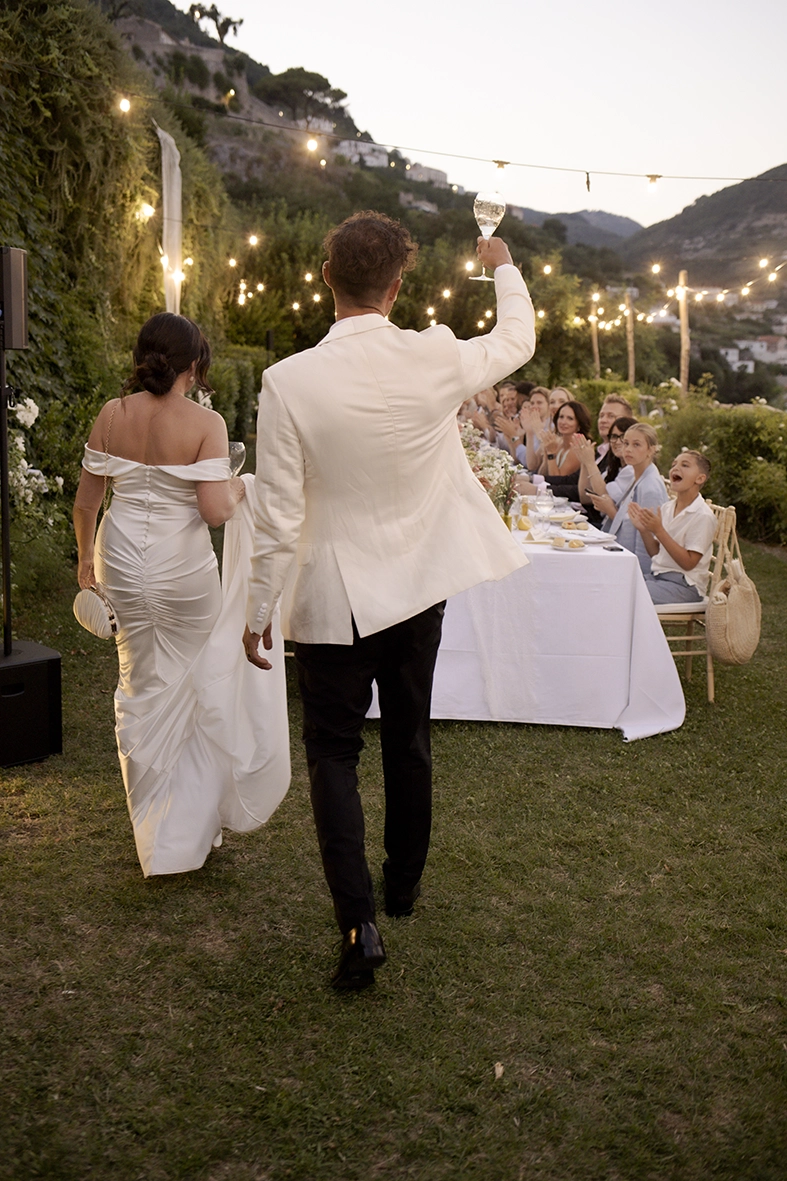 Fotógrafo de boda en la Costa Amalfitana capturando la entrada de los novios al banquete.