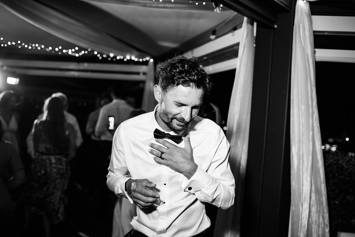 Novio sonriendo durante la celebración de su boda en la Costa Amalfitana.