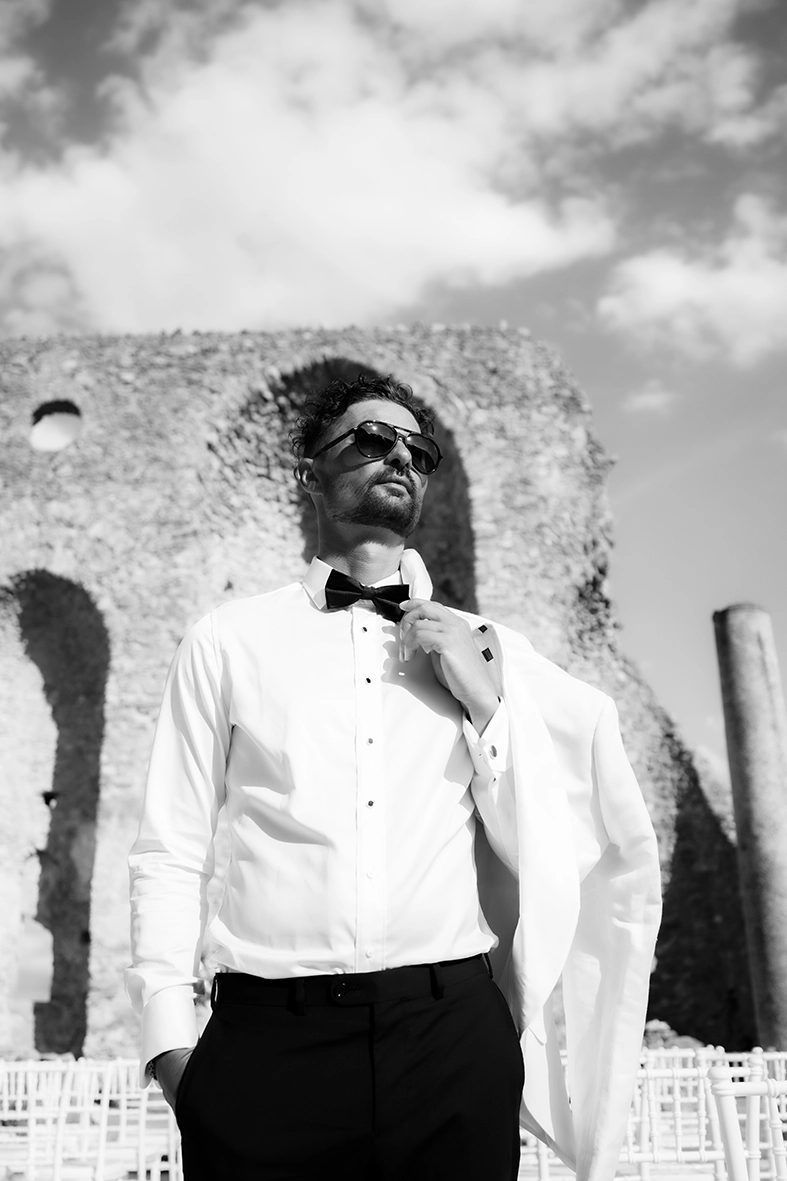 Retrato del novio antes de la ceremonia en la iglesia de San Eustaquio, en Scala.