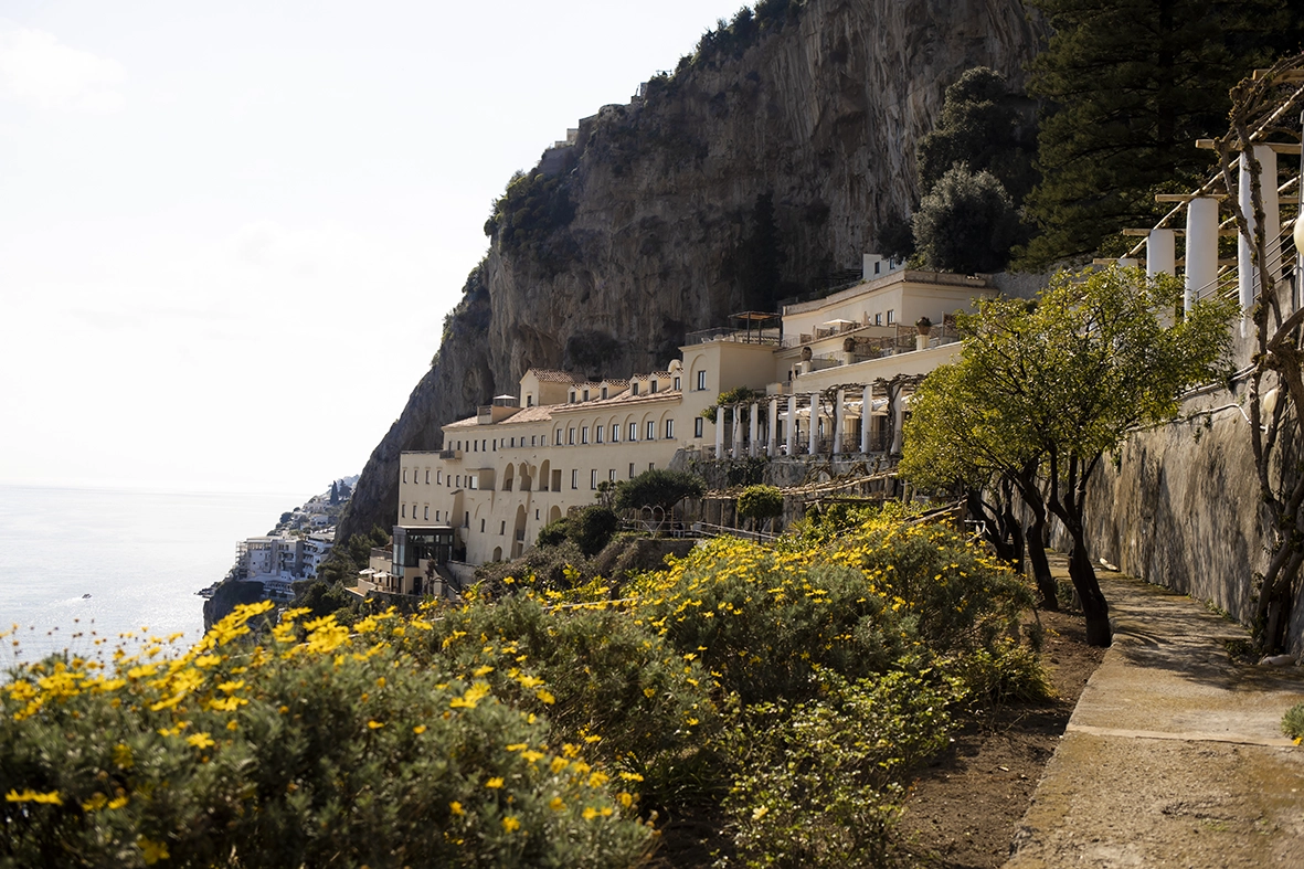 Vista del Anantara Convento di Amalfi Grand Hotel fotografiada por un fotógrafo de boda en la Costa Amalfitana.