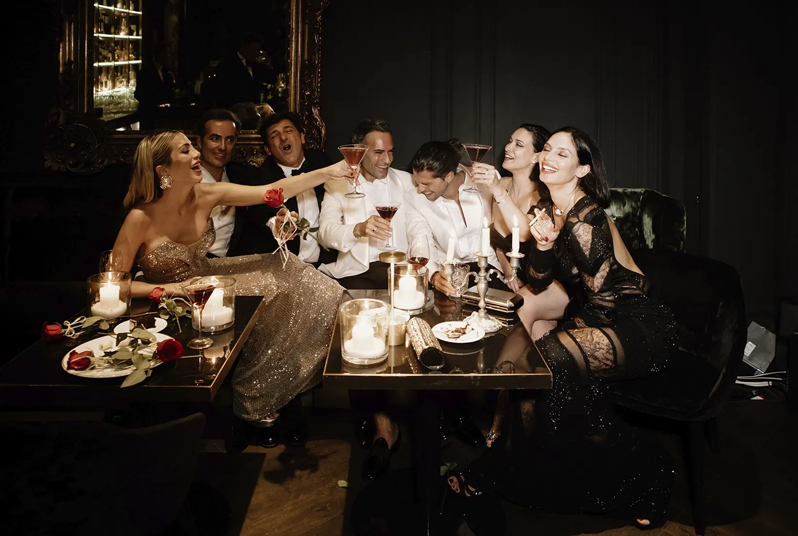 Invitados brindando durante una elegante cena de boda en Mallorca.