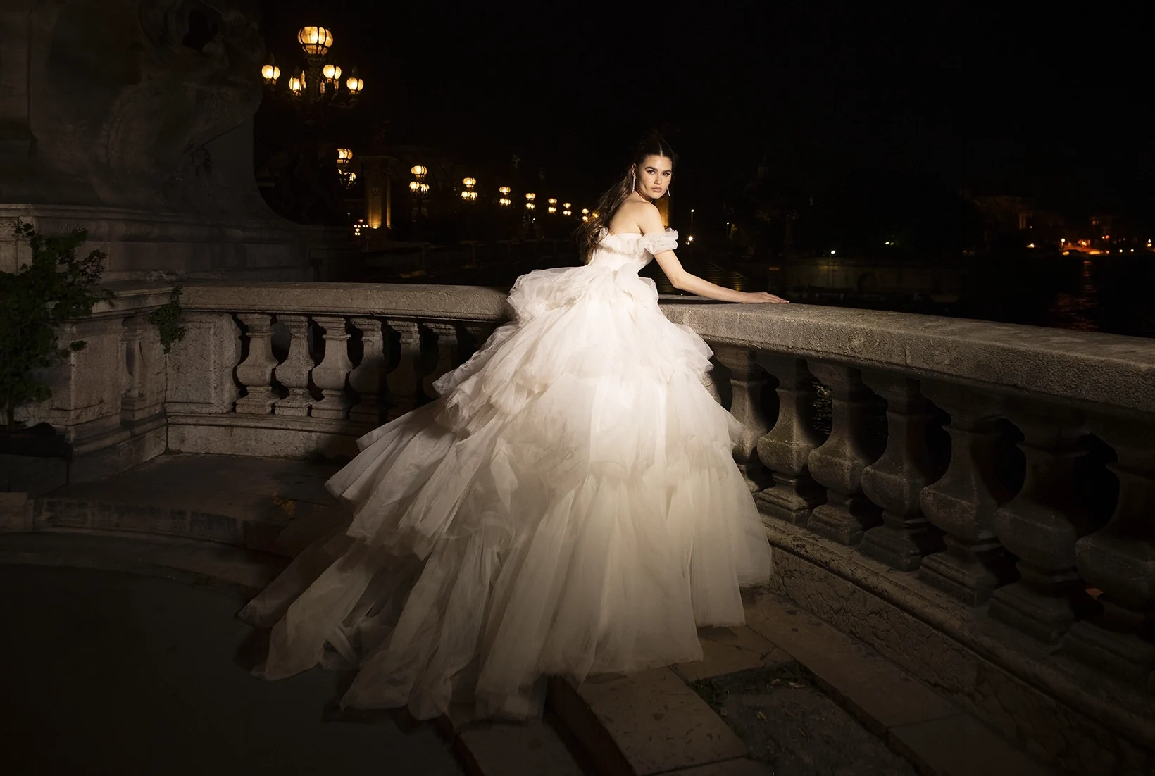 Novia caminando sobre una pasarela junto a la piscina durante una boda al aire libre en Mallorca.