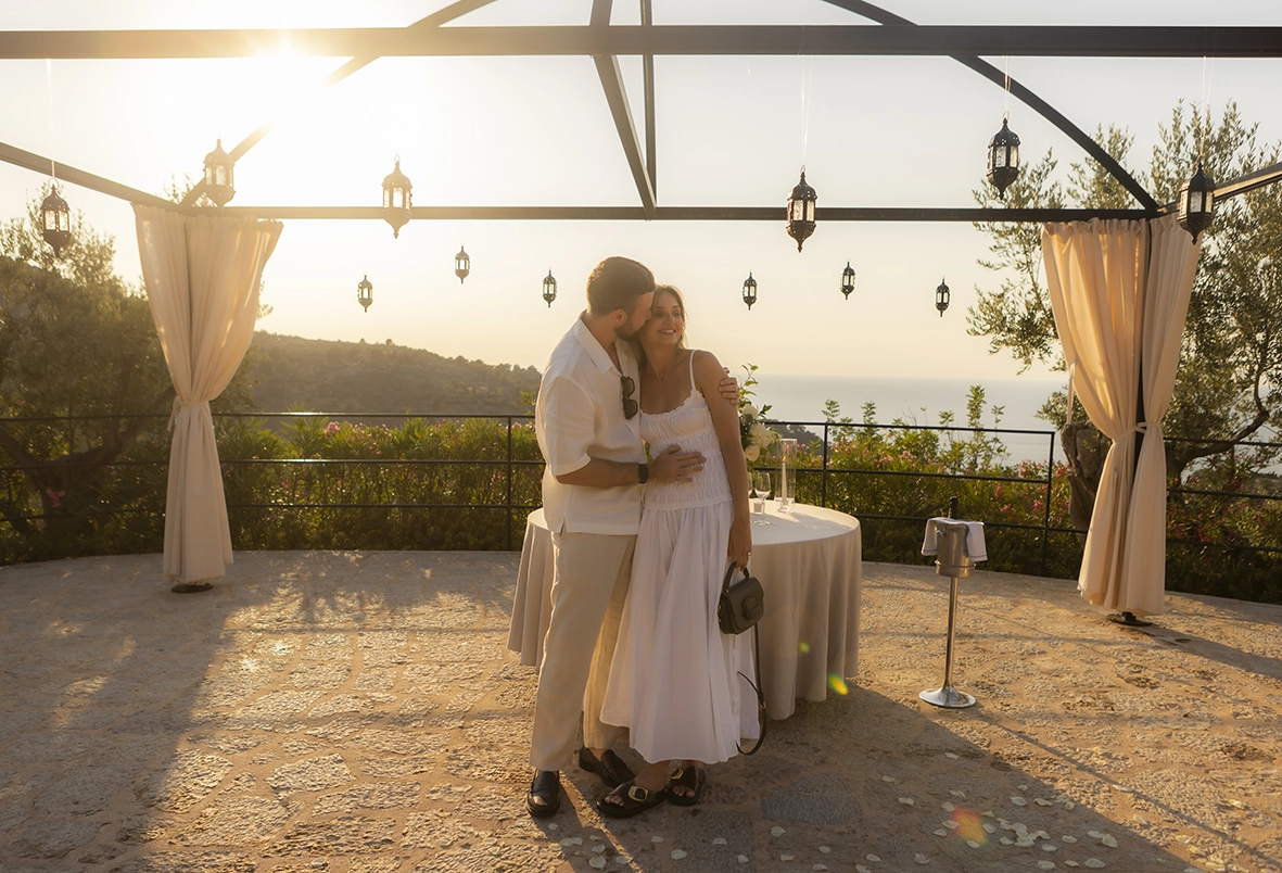 Pareja recién comprometida abrazándose después de una pedida de mano en Belmond La Residencia con vistas al mar en Deià.