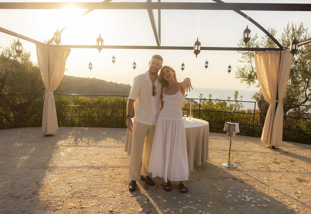 Pareja celebrando su compromiso en Belmond La Residencia con vistas a Deià al atardecer. Fotografía realizada por Inma del Valle.
