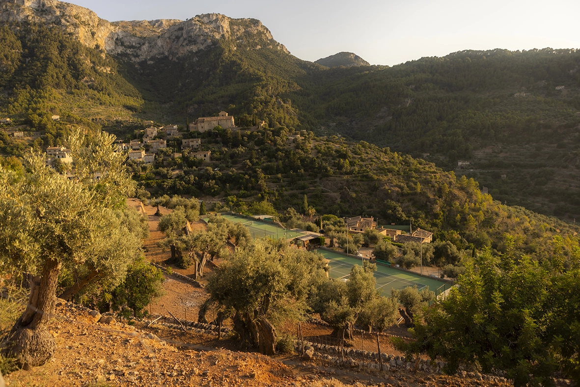 Vistas panorámicas de Deià y la Sierra de Tramuntana desde Belmond La Residencia durante el atardecer en Mallorca.