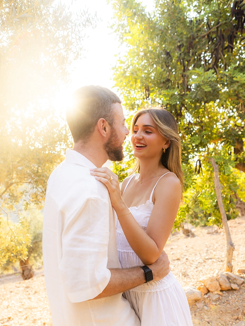 Primer plano de una pareja sonriendo tras una pedida de matrimonio en Belmond La Residencia, Mallorca.