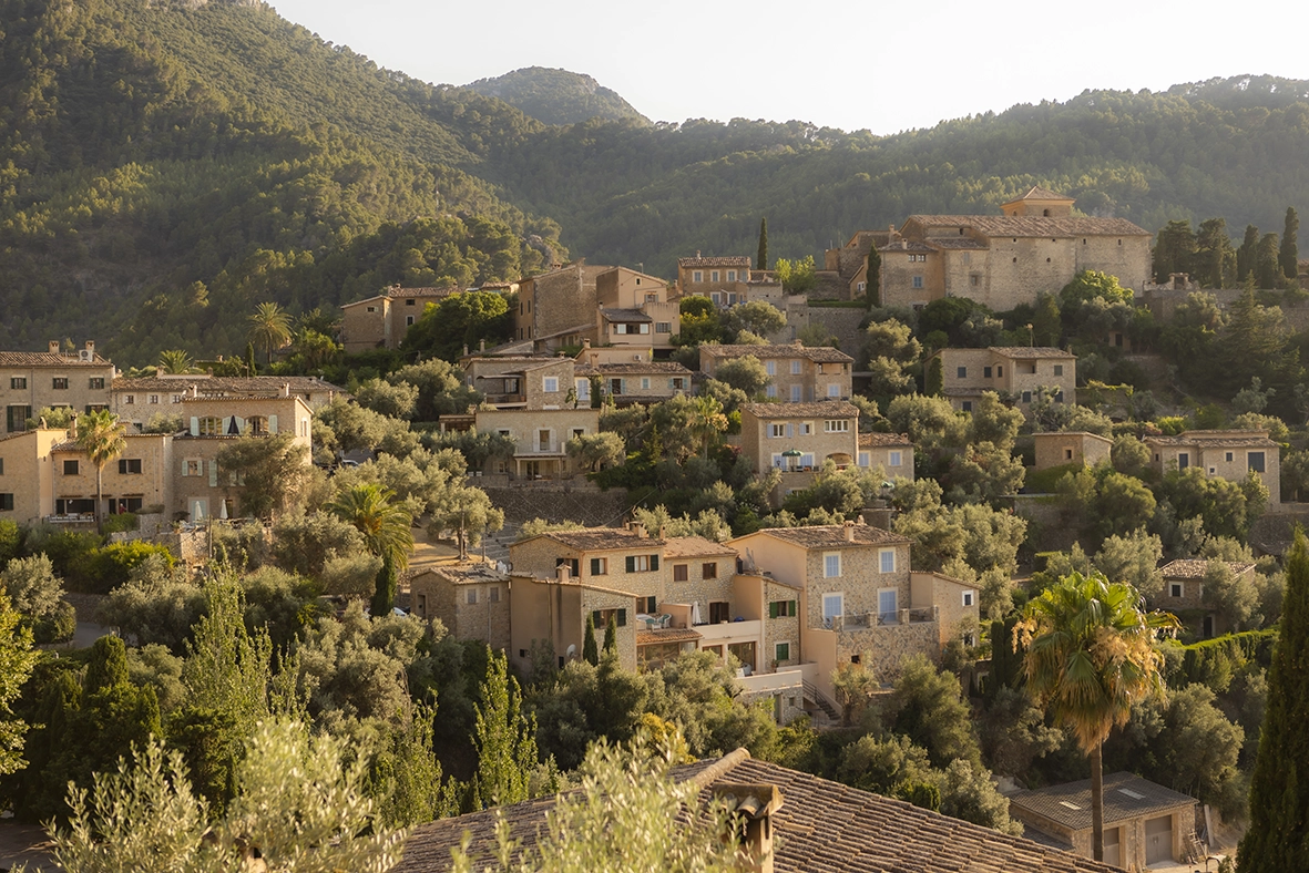 Panorámica del pueblo de Deià desde Belmond La Residencia, rodeado por la Sierra de Tramuntana en Mallorca.