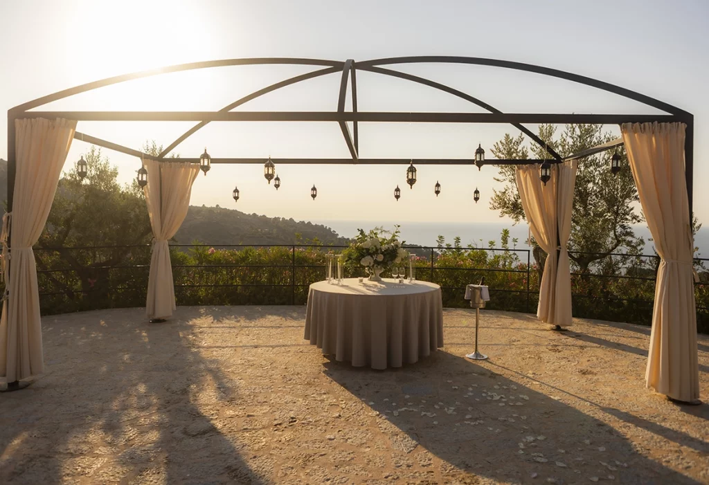 Decoración para una pedida de mano en Belmond La Residencia con vistas al mar y al atardecer en Deià, Mallorca.