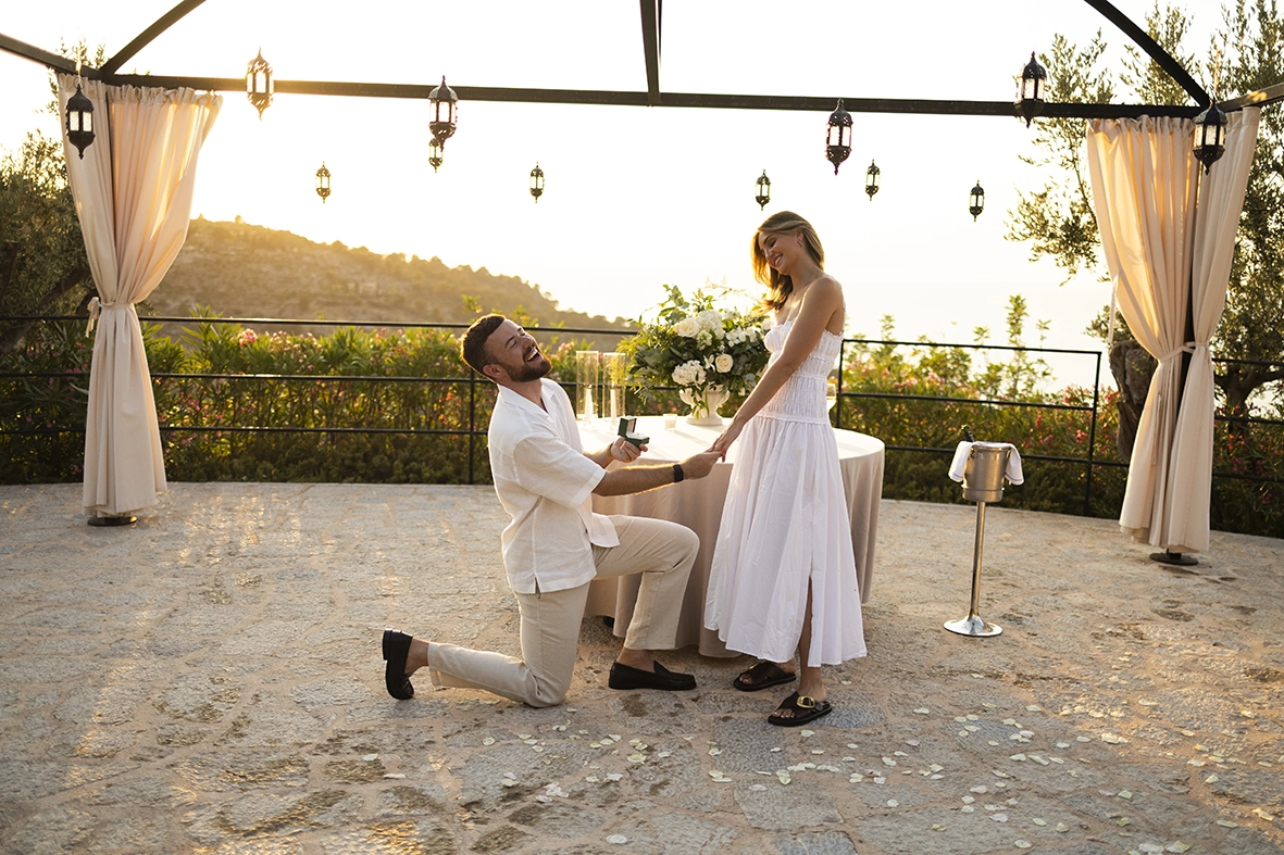 emocionada mientras Ben le entrega el anillo durante su pedida de matrimonio en Belmond La Residencia, Mallorca.