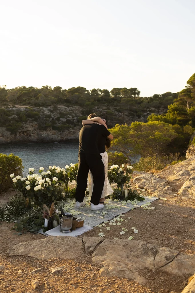 Abrazo tras el "sí" durante una pedida de mano en uno de los mejores lugares para pedida en Mallorca. Fotografía de Inma del Valle.