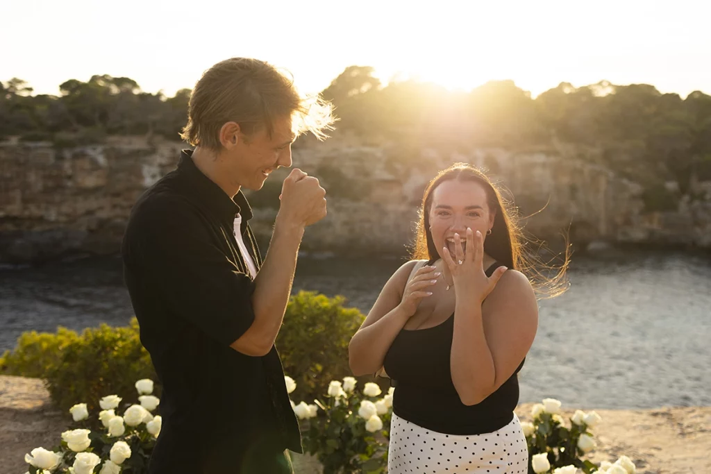 Scarlett muestra su anillo de compromiso tras la pedida en uno de los mejores lugares para pedida en Mallorca. Fotografía de Inma del Valle.