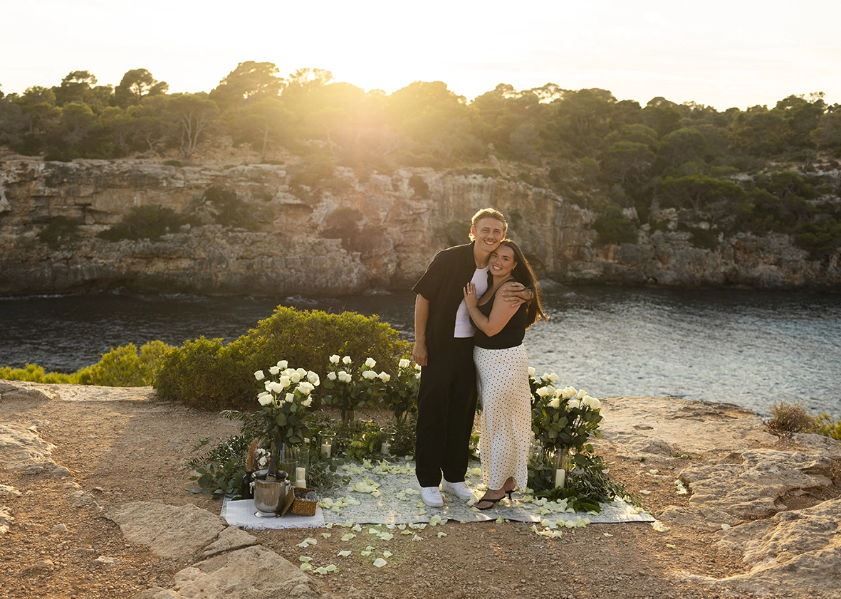 Pareja recién comprometida posando tras la propuesta en uno de los mejores lugares para pedida en Mallorca. Fotografía de Inma del Valle.