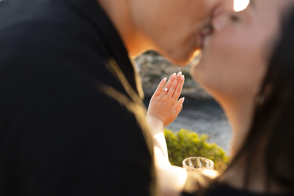 Detalle del anillo de compromiso durante un beso en uno de los mejores lugares para pedida en Mallorca. Fotografía de Inma del Valle.