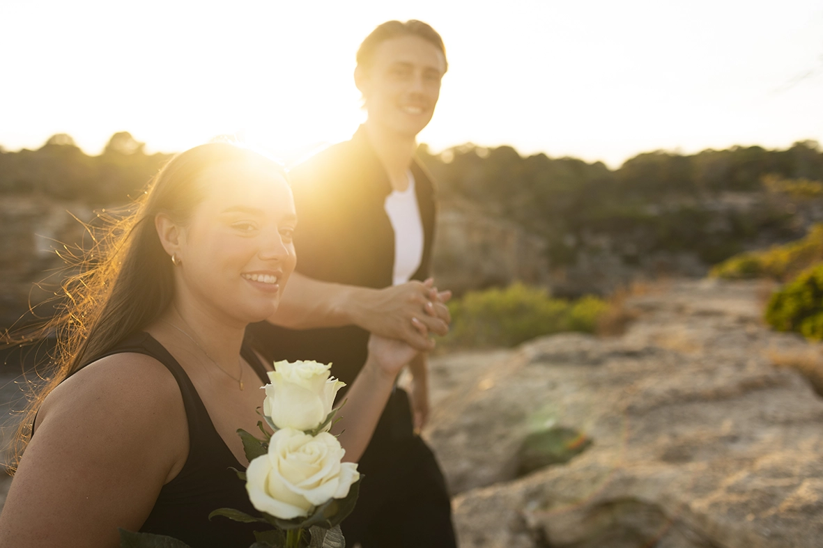 Pareja recién comprometida caminando al atardecer tras su pedida en Mallorca. Fotografía de Inma del Valle.