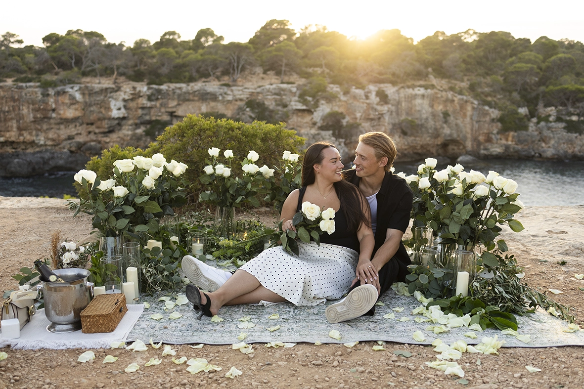 Pareja disfrutando de un momento romántico tras la pedida en uno de los mejores lugares para pedida en Mallorca. Fotografía de Inma del Valle.