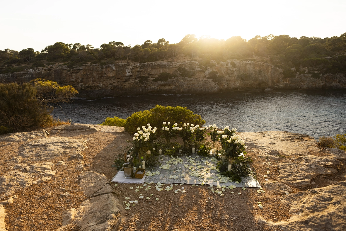 Decoración de una propuesta de matrimonio al atardecer en uno de los mejores lugares para pedida en Mallorca. Fotografía de Inma del Valle.
