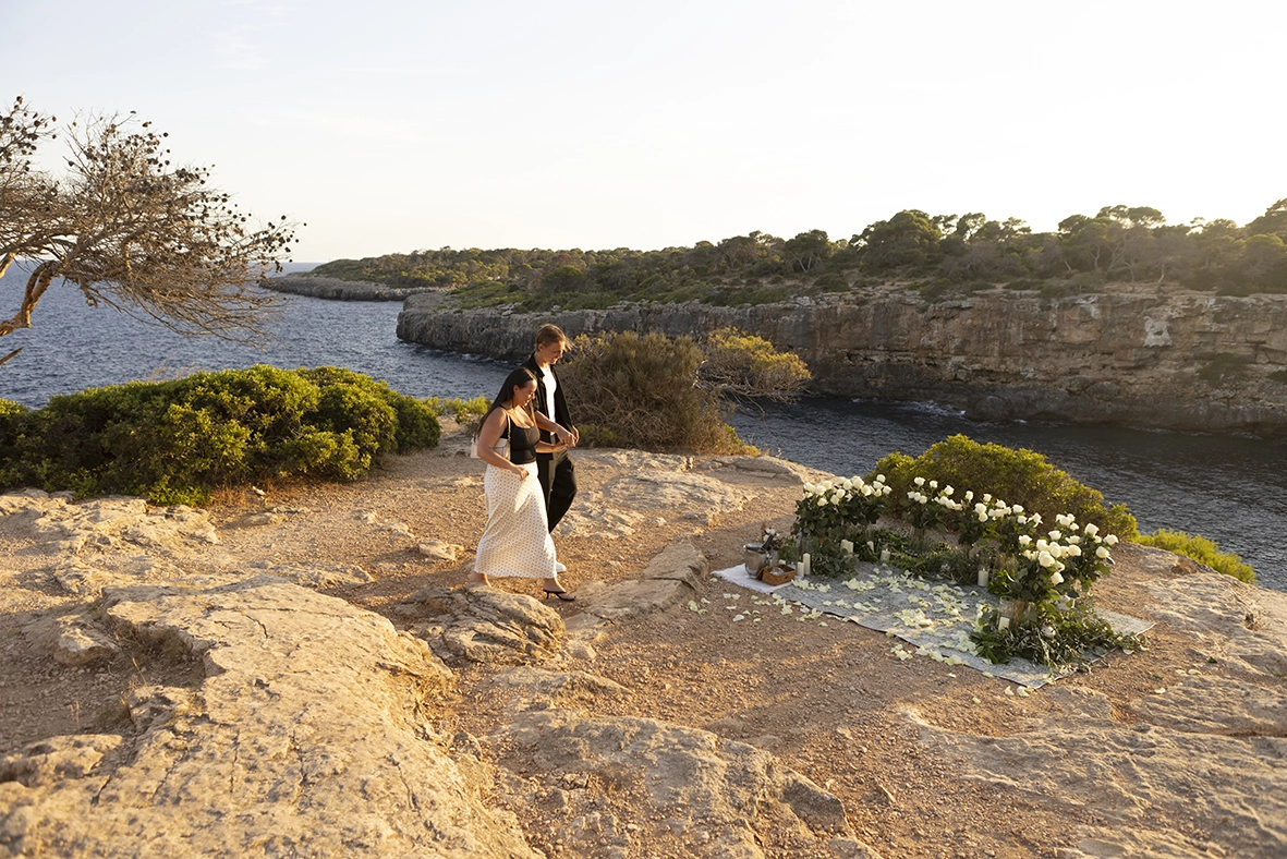 Pareja caminando hacia una romántica pedida de mano en uno de los mejores lugares para pedida en Mallorca. Fotografía de Inma del Valle.