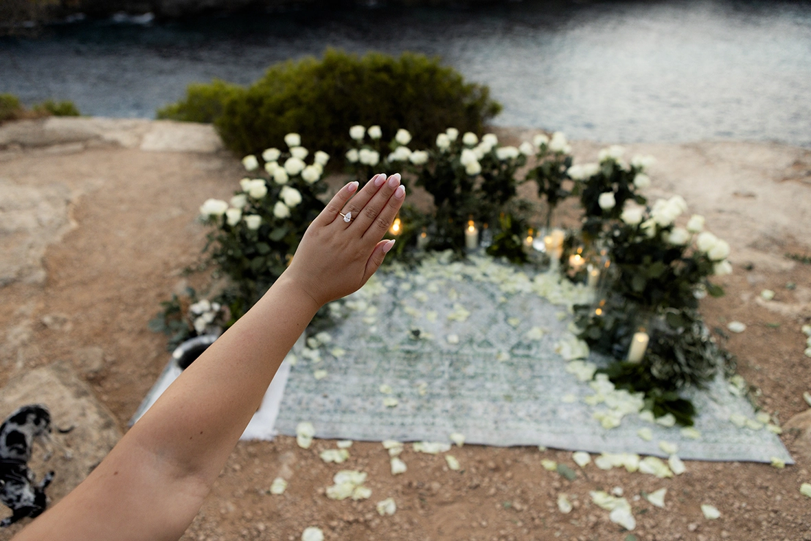 Primer plano del anillo de compromiso durante una pedida de matrimonio en Mallorca. Fotografía de Inma del Valle.