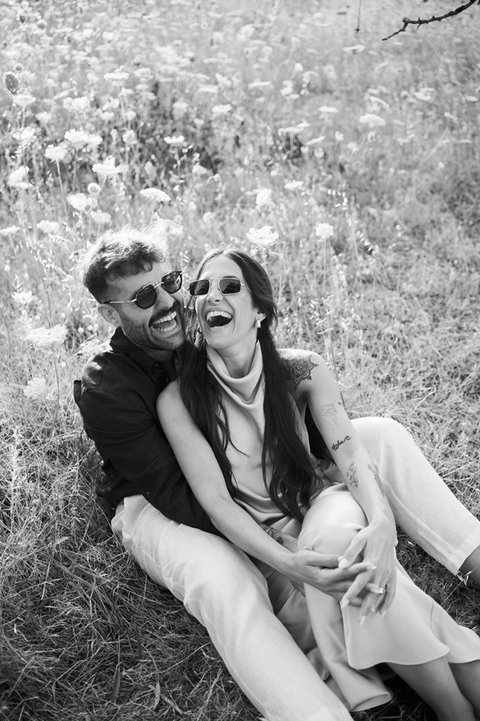 Anto and Biel laughing and embracing in the countryside during their pre-wedding session in Mallorca.