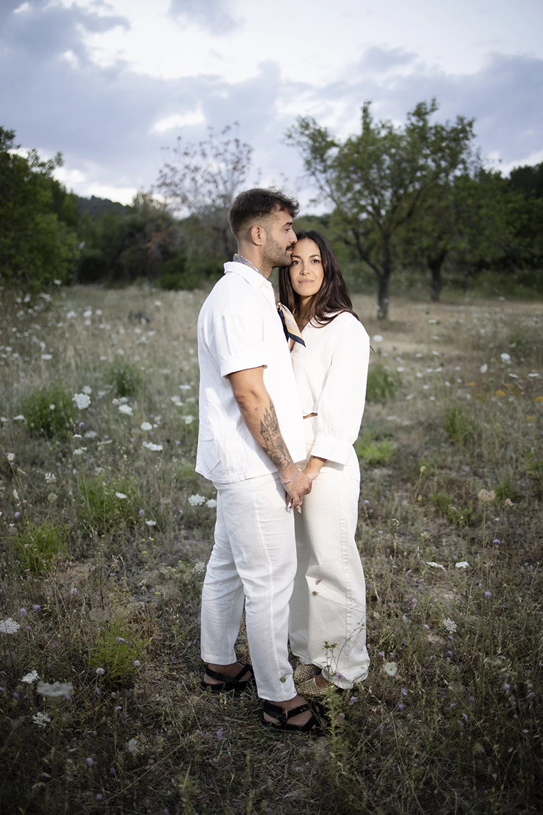 Anto and Biel embracing in the countryside during their pre-wedding session in Mallorca.