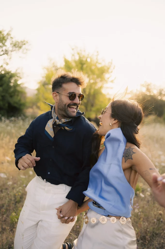 Anto y Biel mirándose y riendo durante una preboda natural y divertida en Mallorca.
