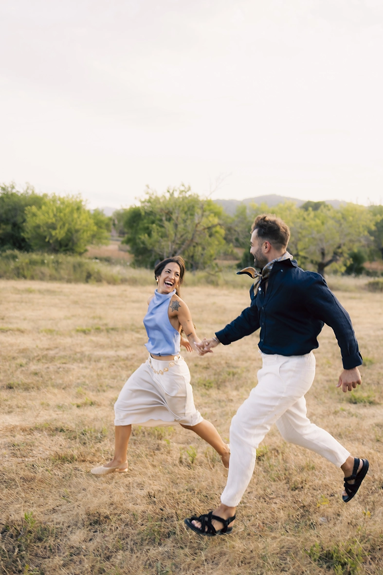 Anto y Biel jugando y caminando de la mano durante su sesión de preboda en el campo.